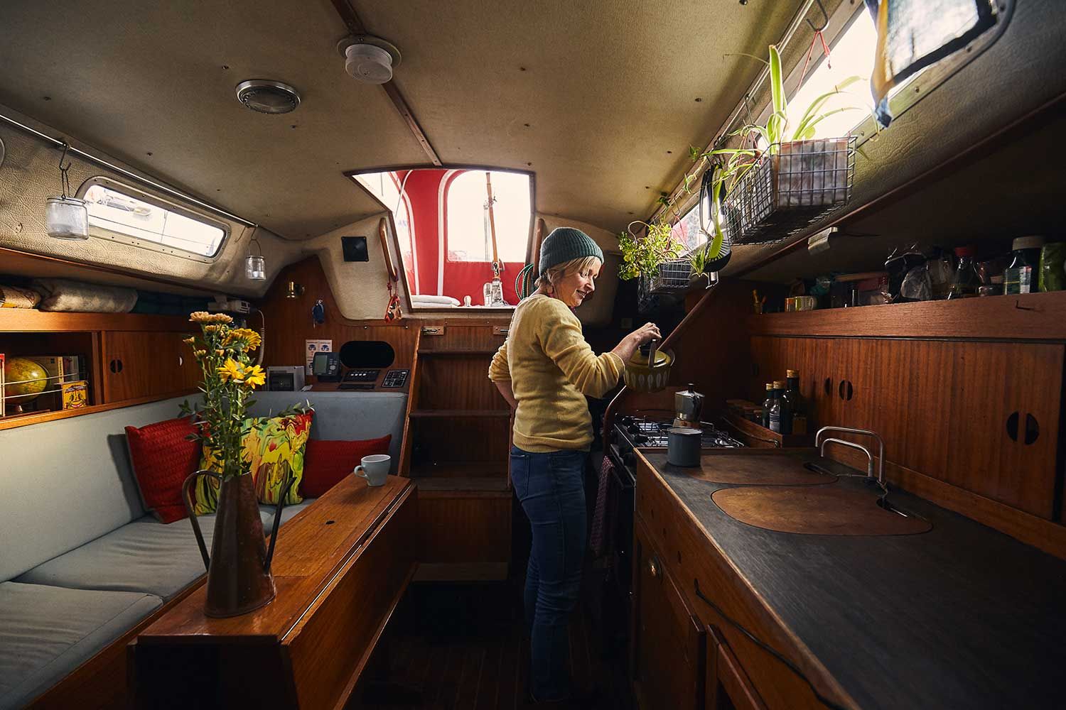 kvinne i kabinen på en båt