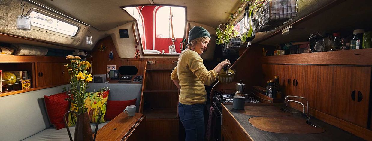 kvinne i kabinen på en båt