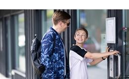 mann og gutt smiler og åpner dør