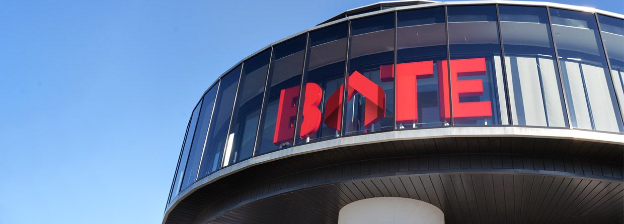 fasaden på bates hovedkontor