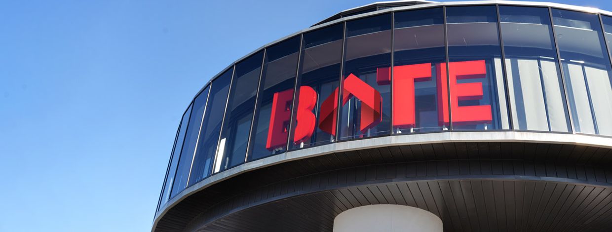 fasaden på bates hovedkontor