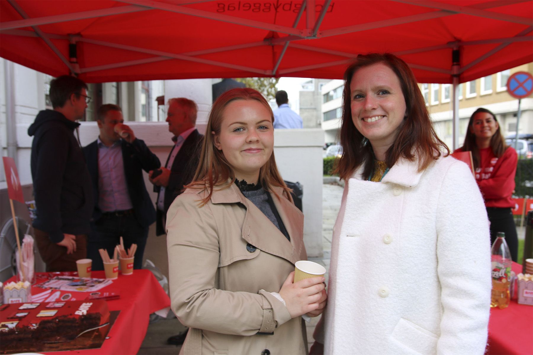 to jenter under åpningsfest for Bate