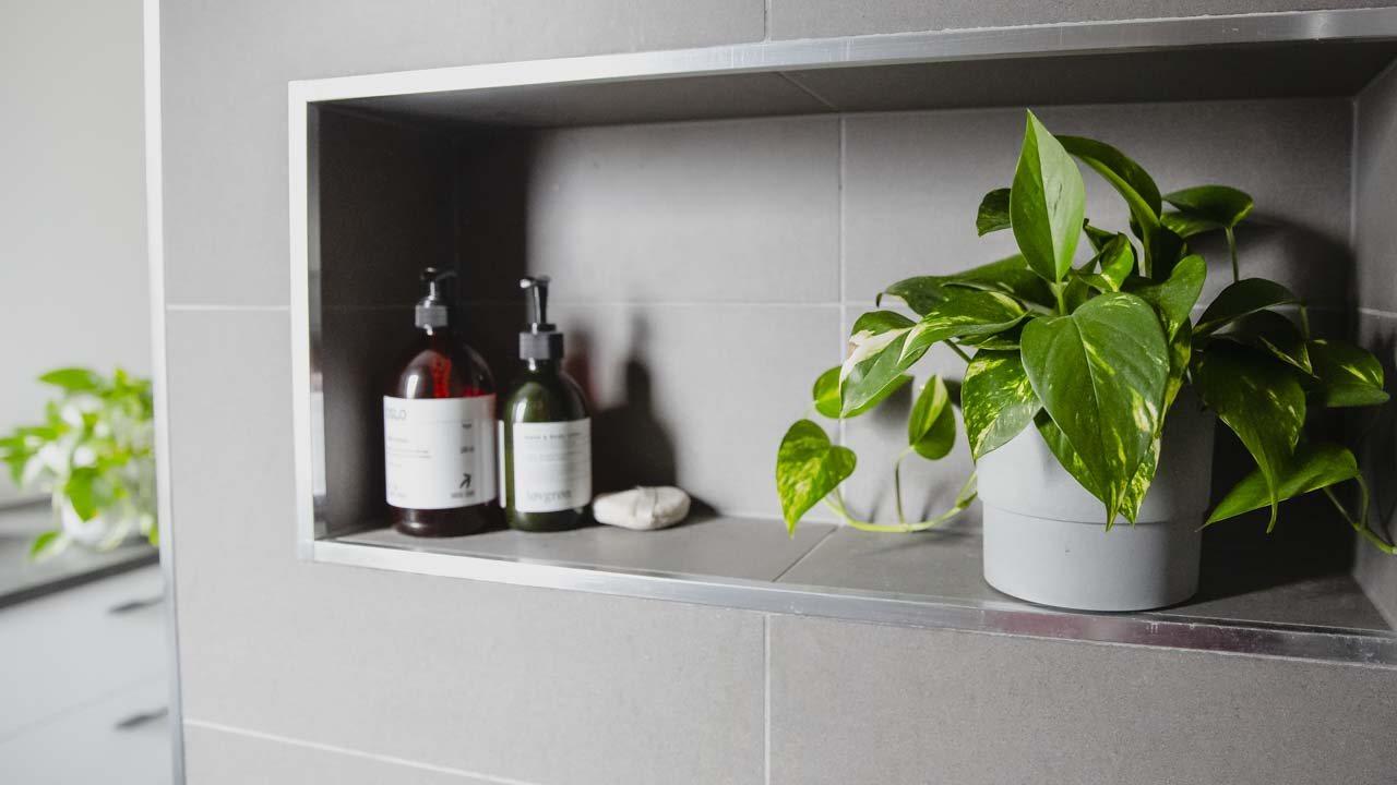 gullranke og såper på badet