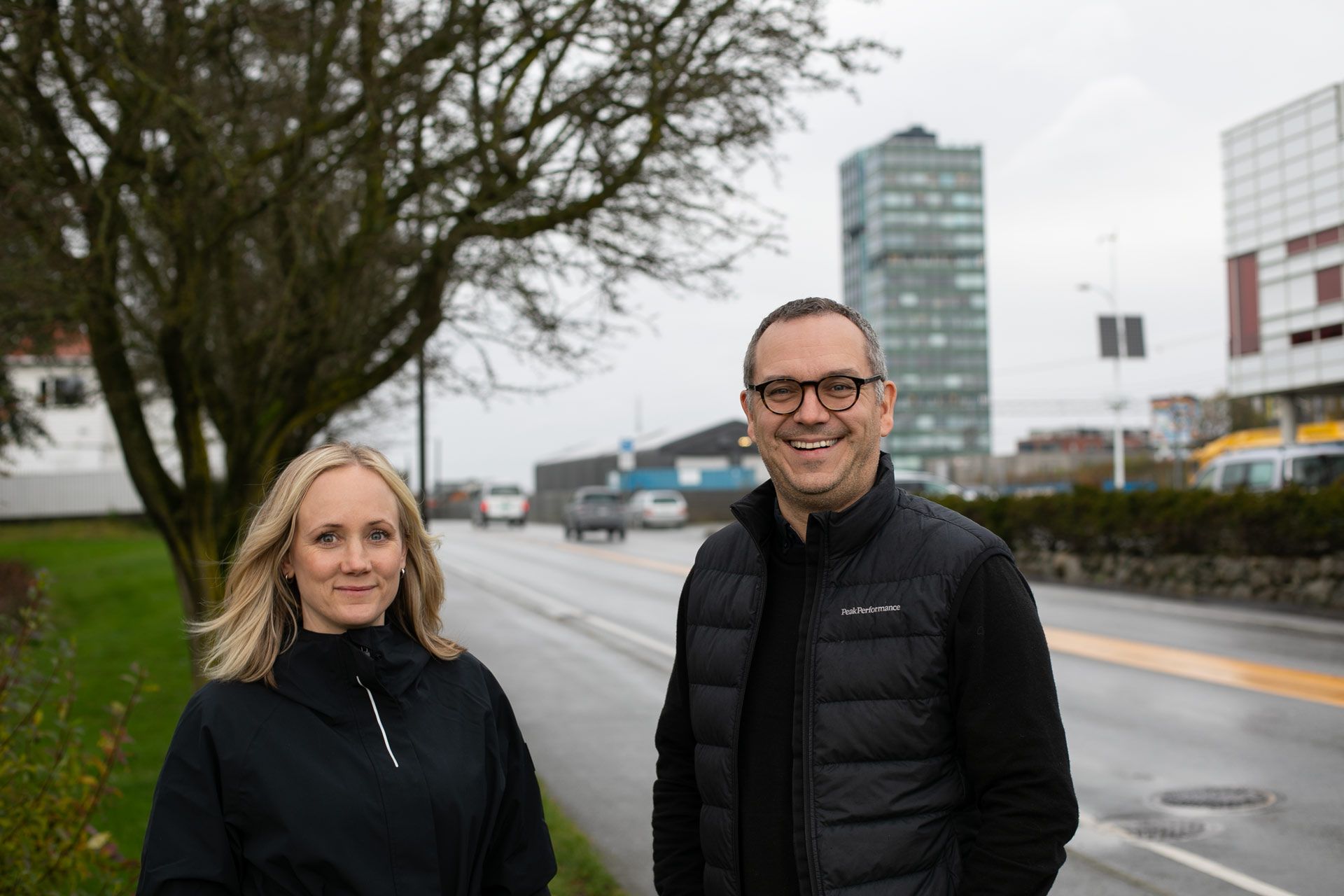 Prosjektleder Geir Inge Fuglestad og salgsansvarlig i Eiendomsmegler 1, Siv Merete Jåtten. 