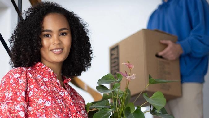 dame og mann med flytteeske i trappeoppgang