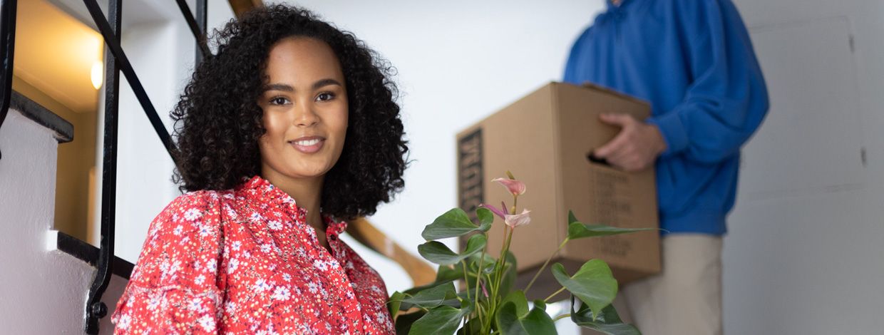 dame og mann med flytteeske i trappeoppgang