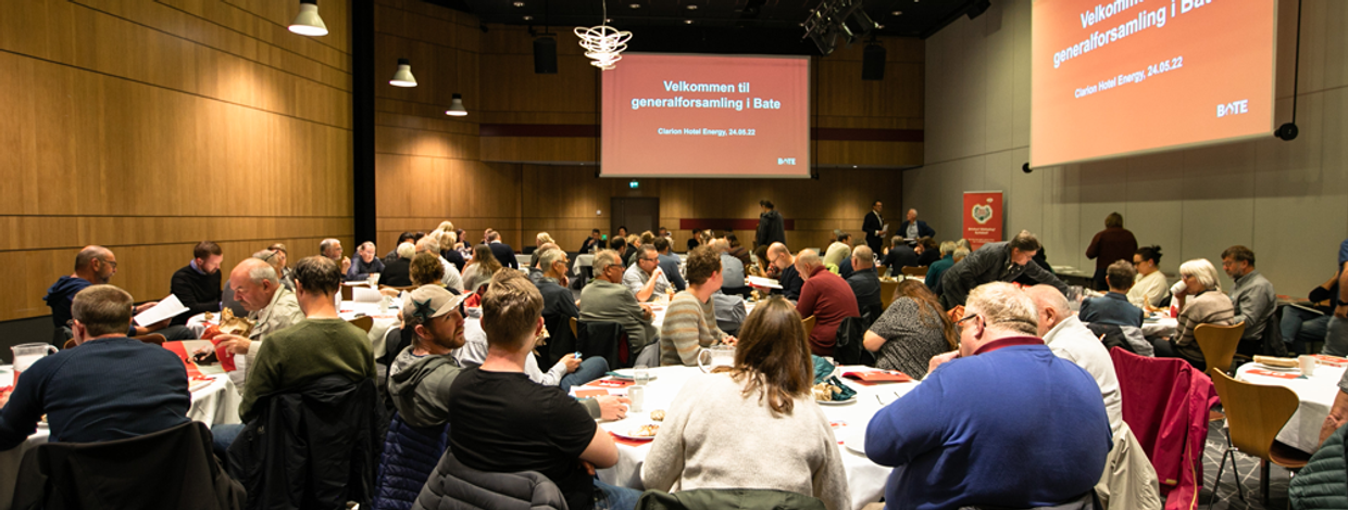 Generalforsamling i Bate 2022. Bildet viser mennesker som sitter i møtelokalet på Hotel Energy i Stavanger.