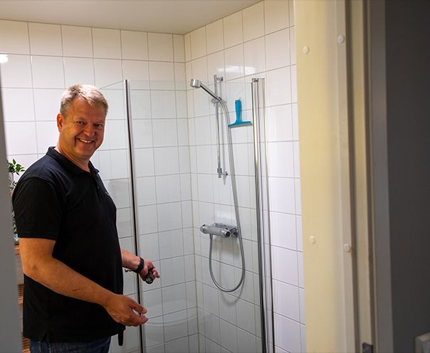 takstmann ser på dusjkabinett
