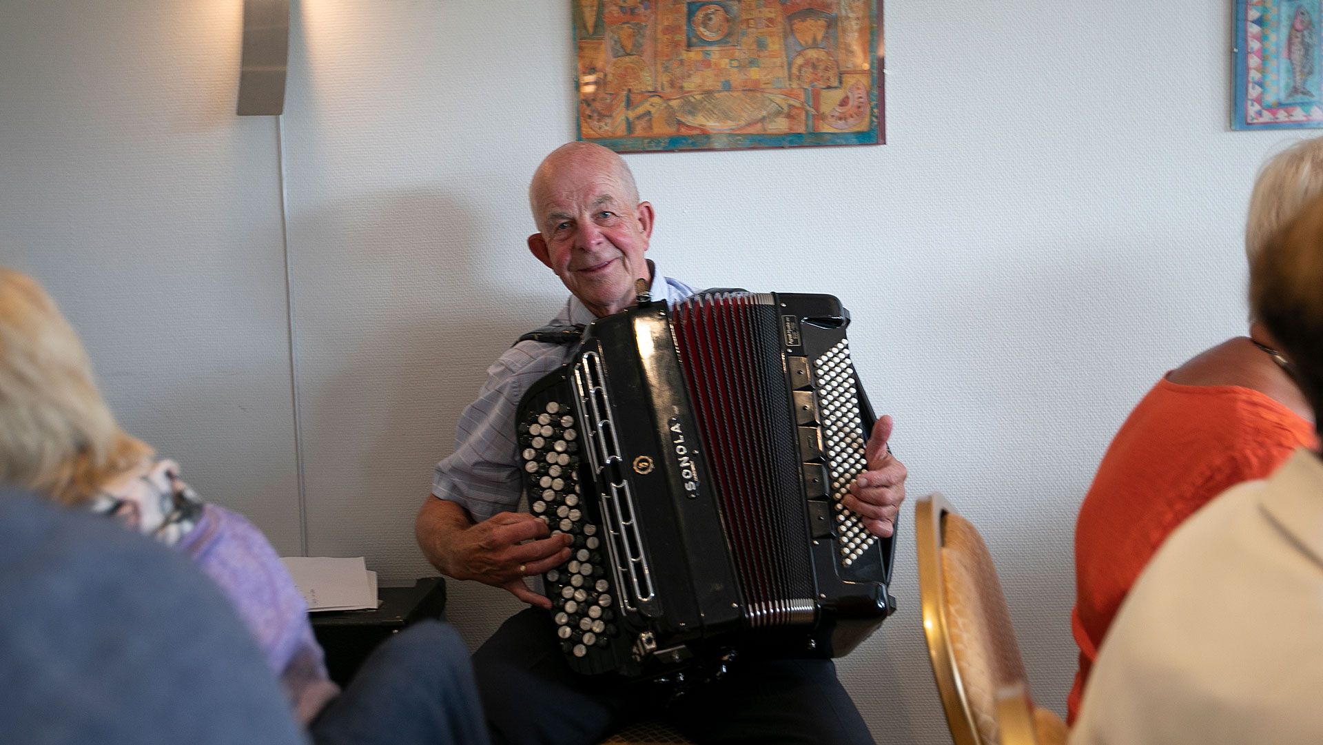 Mann spiller trekkspill