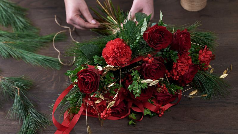 røde blomster og juledekorasjon