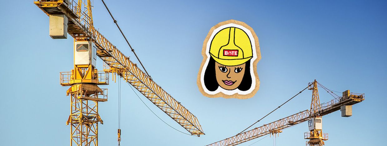 illustrasjon av dame med byggeplasshjelm foran heisekraner