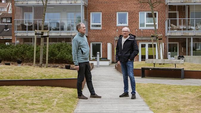 Styremedlemmer i Sameiet Indre Vågen Atrium inspiserer uteområdet.