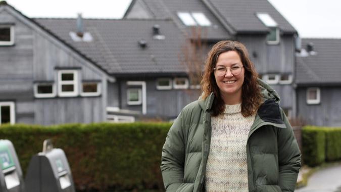 dame smiler foran borettslag