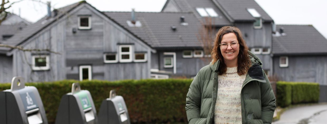 dame smiler foran borettslag