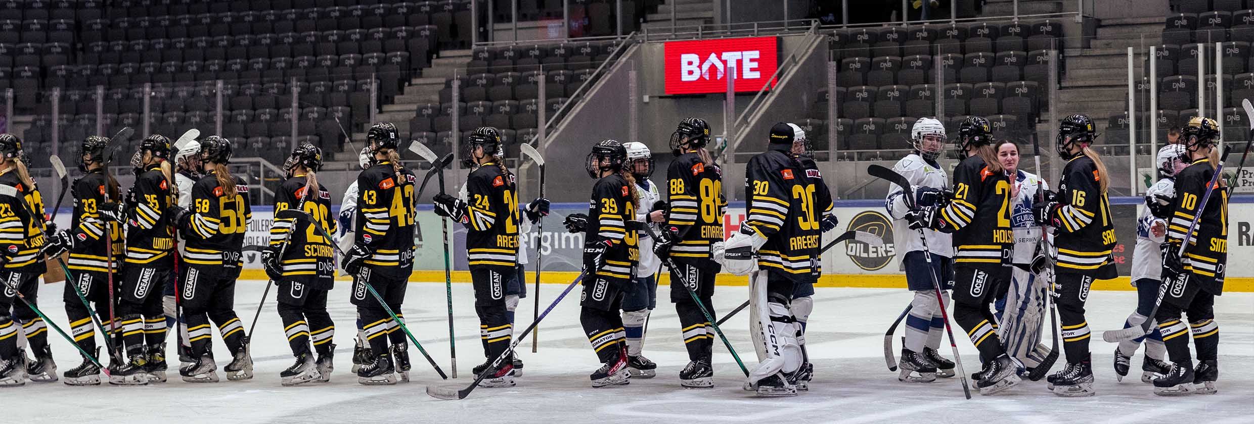 Ishockeyspillere takker for kampen med Bate-logo på LED-display i bakgrunnen