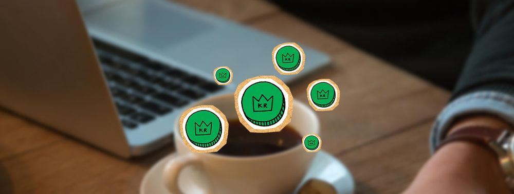 Grønne kroner over skrivepult