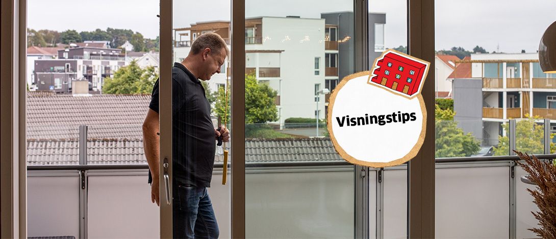 takstmann fra takst team står sjekker skyvedør