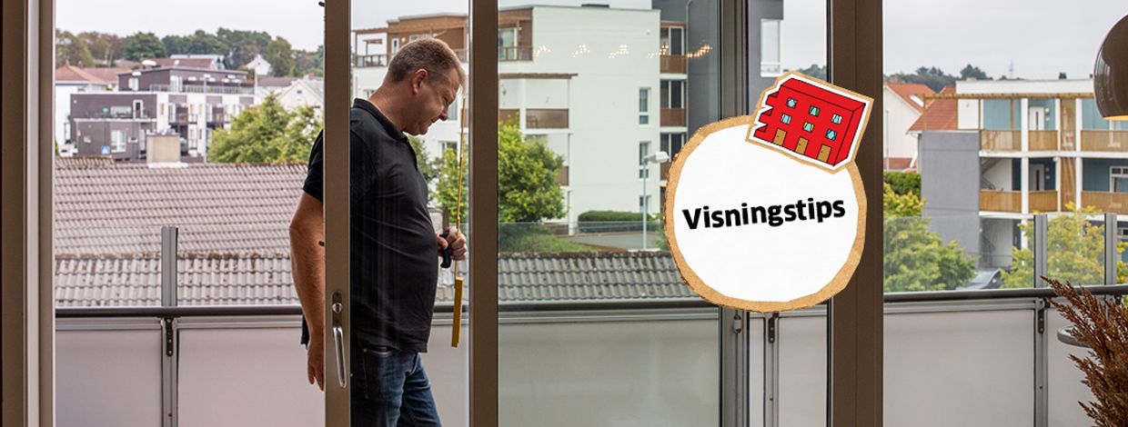 takstmann fra takst team står sjekker skyvedør