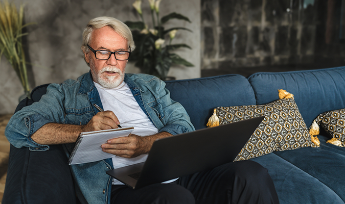 mann deltar på generalforsamling digitalt