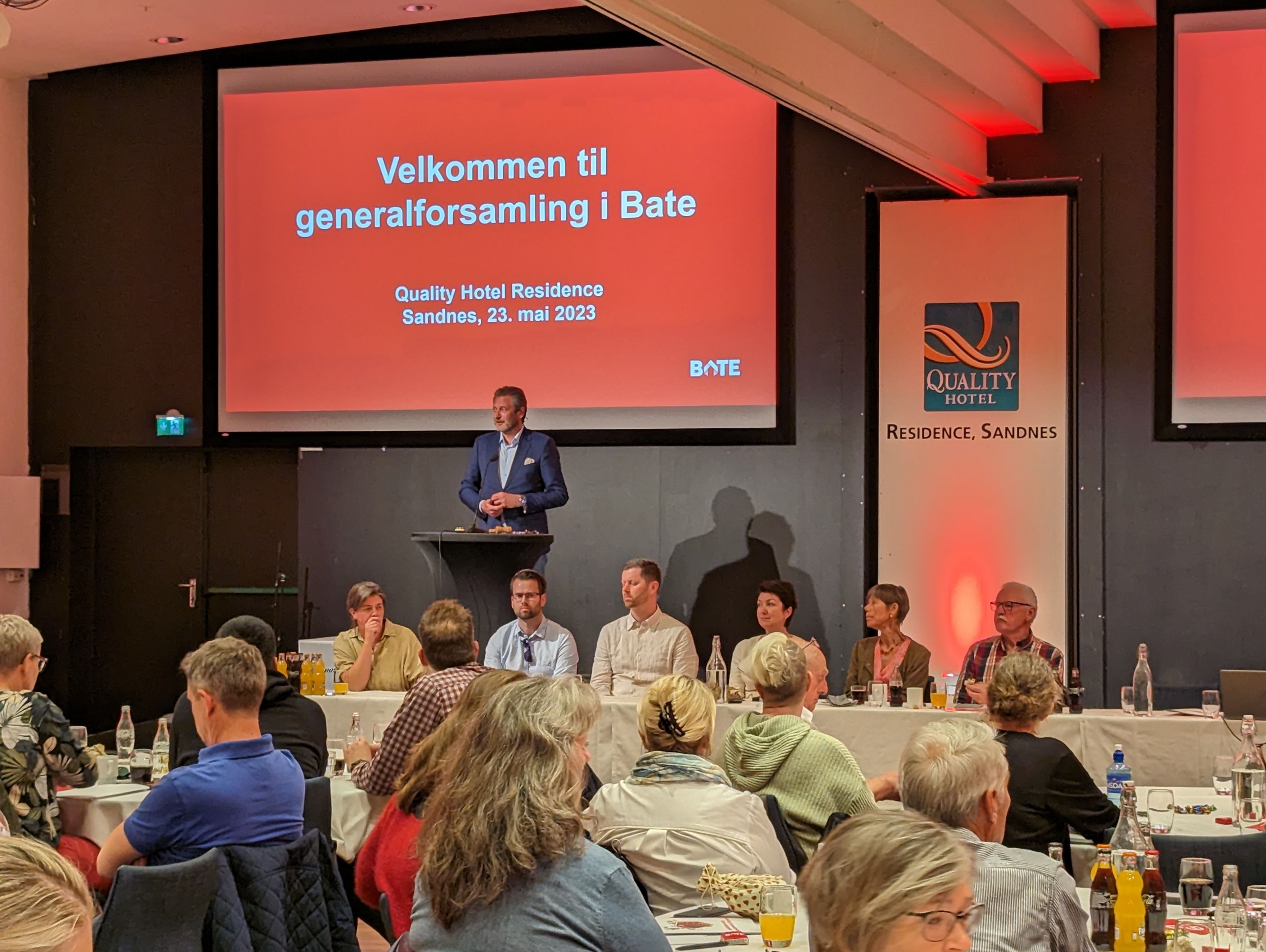 Styreleder i Bate, Harald Martin Gjøvåg, på talerstolen, Bates generalforsamling 2023