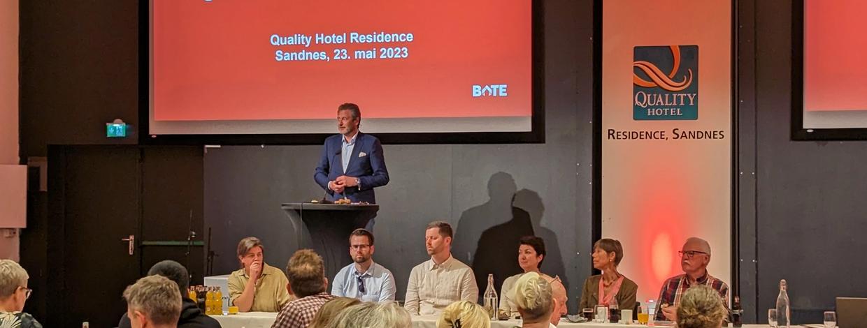 Styreleder i Bate, Harald Martin Gjøvåg, på talerstolen, Bates generalforsamling 2023