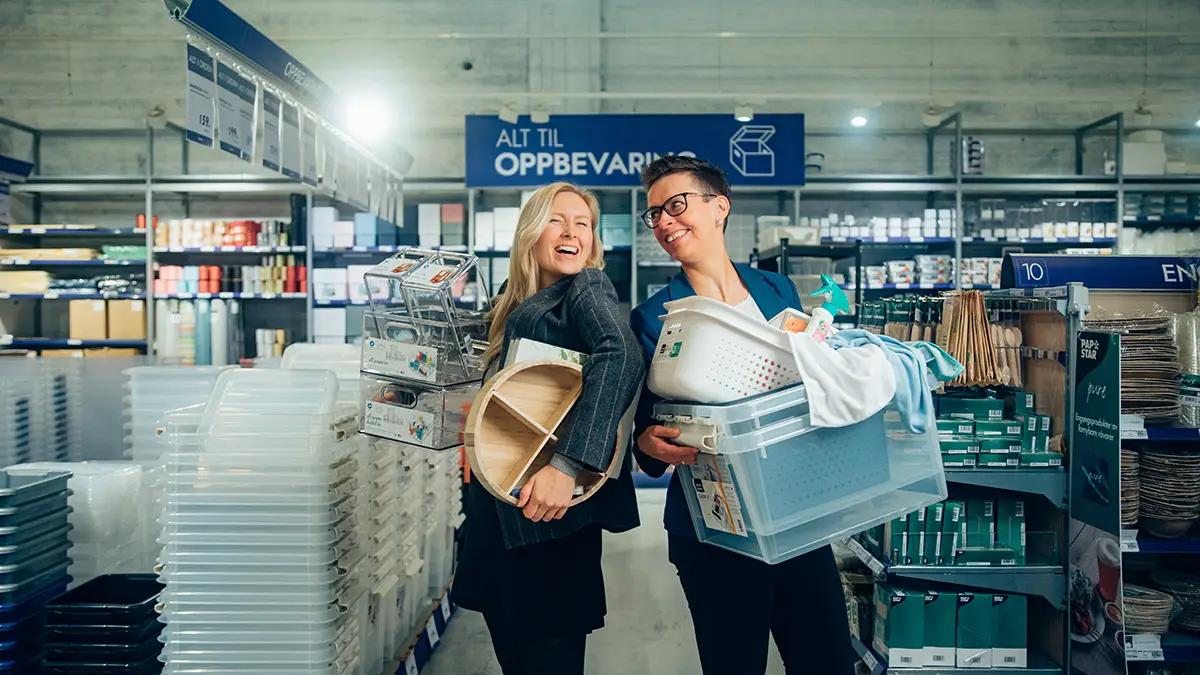 damer smiler og har fullt av varer