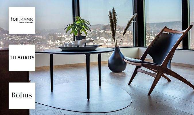 designerstol i en stue med utsikt