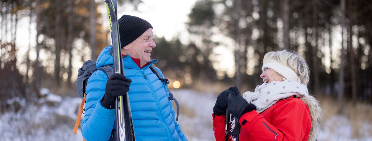 Mann og dame møtes i skogen