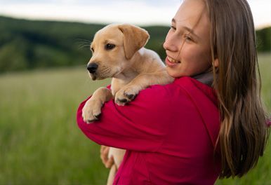 jente som holder en valp