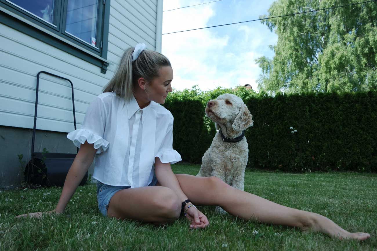 ingrid bergtun med en hund