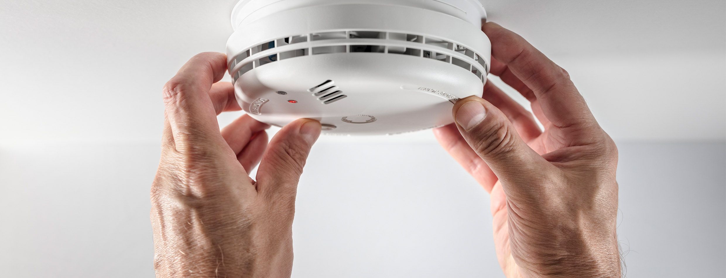 Person tester brannalarmen