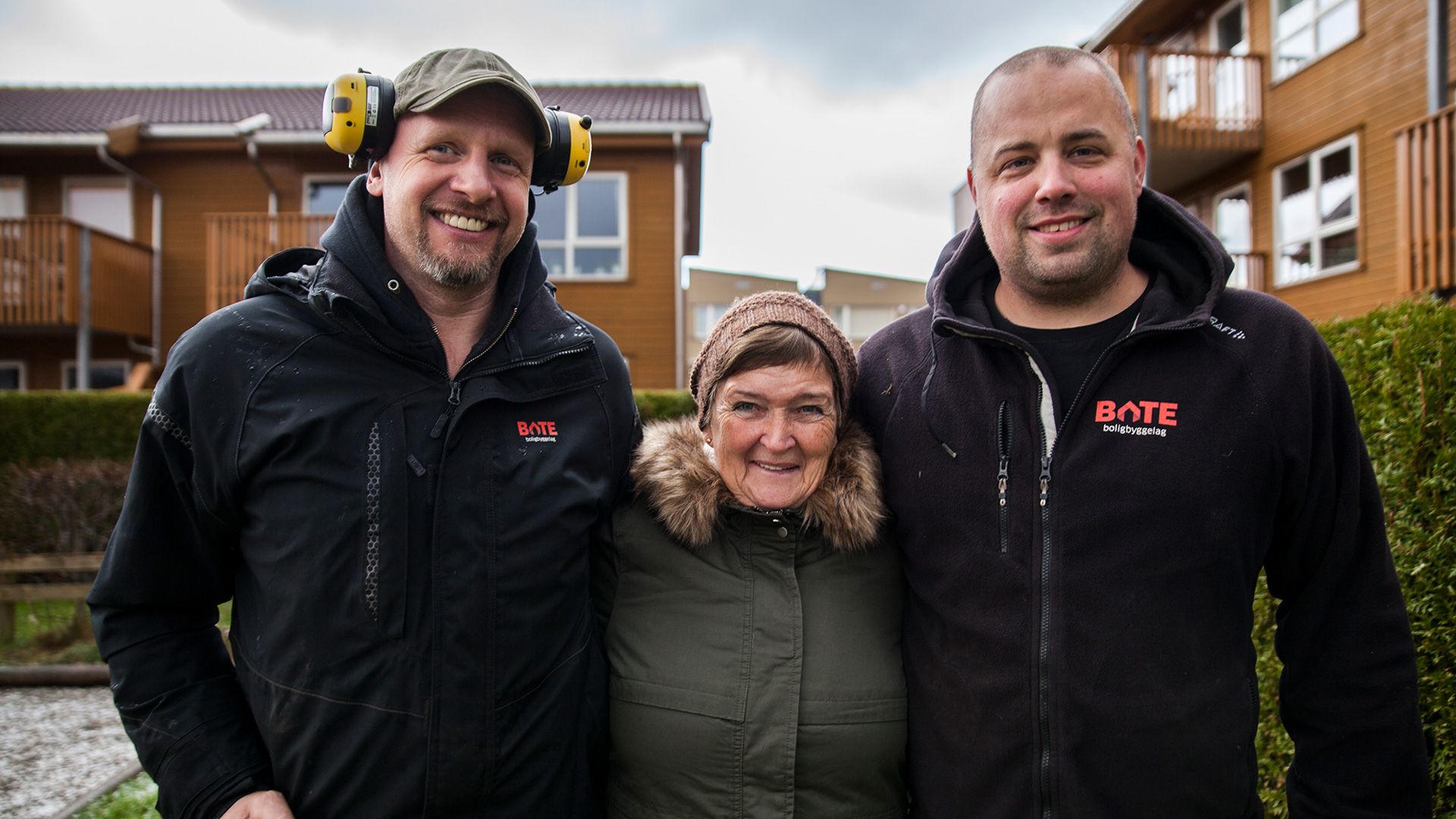 Gartner og vaktmester fra Bate sammen med fornøyd kunde