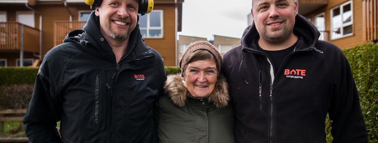 Gartner og vaktmester fra Bate sammen med fornøyd kunde