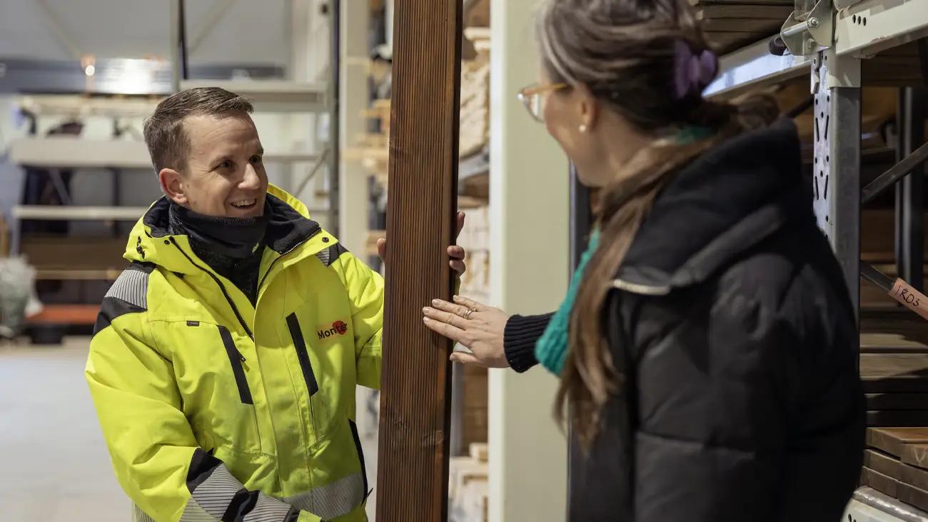 mann viser terrassebord til dame