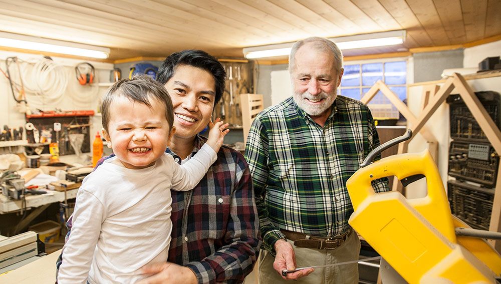 Richard, Daniel og Emilian Treen i sin nye snekkerforretning