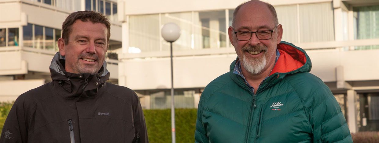 Styreleder Owe Hernes i Borettslaget Madlamark II sammen med prosjektleder i Rønning, Eldor Kilen