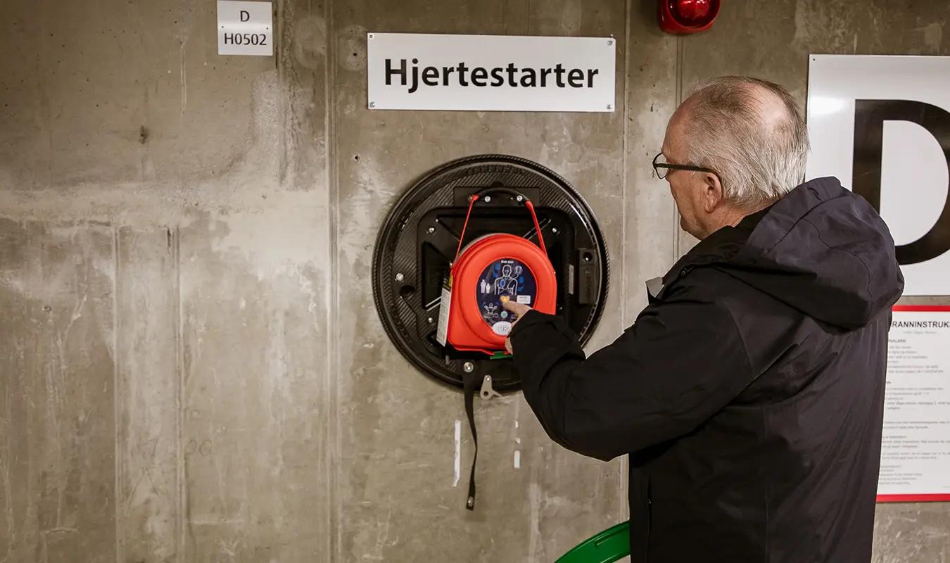 Kjell Espedal sjekker hjertestarteren i sameiet.