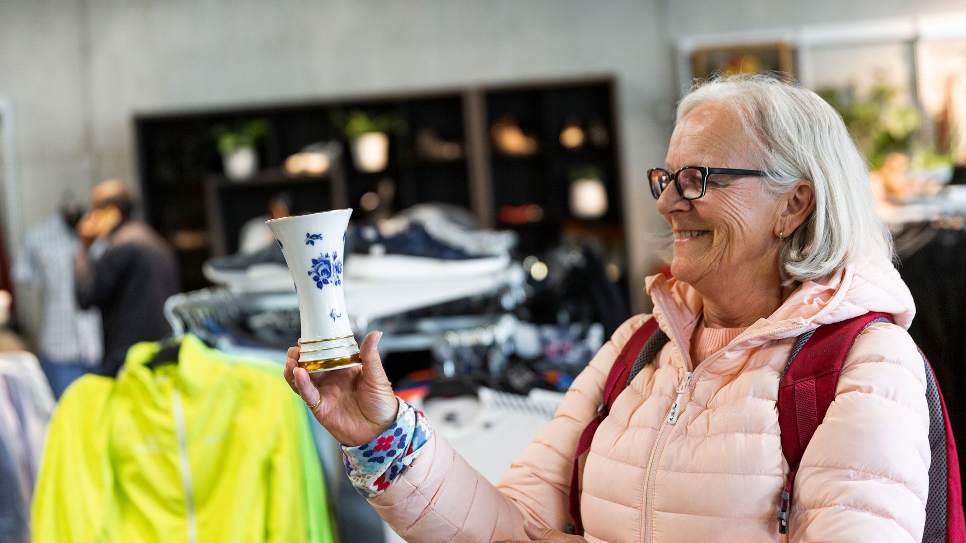 Kjellaug Tjensvoll finner mye fint i Fretex-butikken i Hillevåg