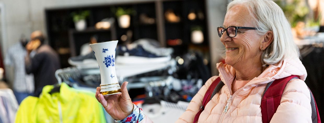 Kjellaug Tjensvoll finner mye fint i Fretex-butikken i Hillevåg