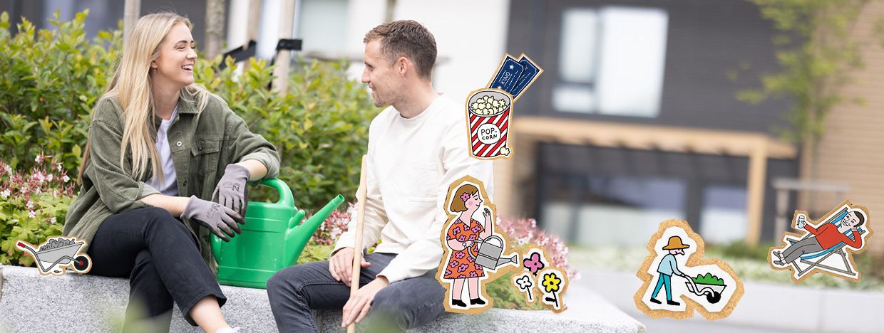 mann og dame med pause i hagearbeidet