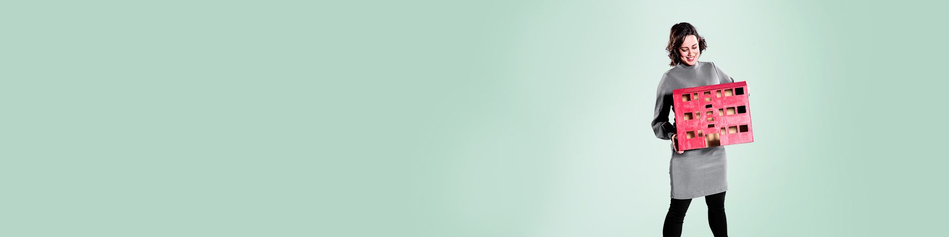 Dame holder rødt papphus