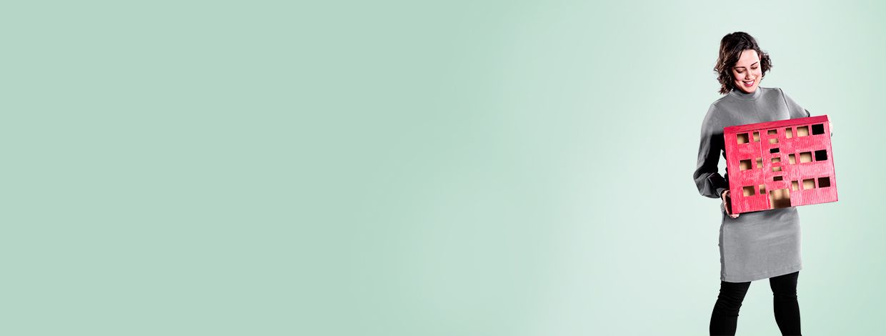 Dame holder rødt papphus