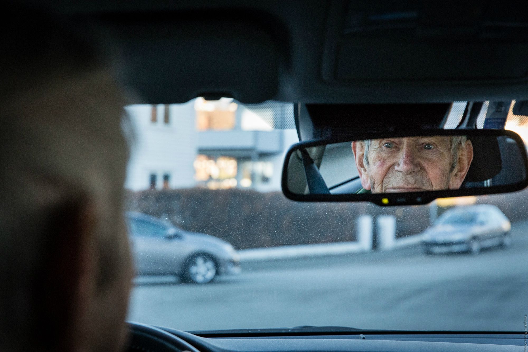 Albert Barstad i bilen sin