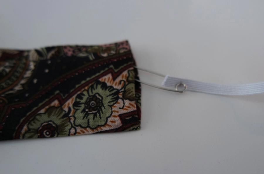 Tube av stoff med sikkerhetsnål i