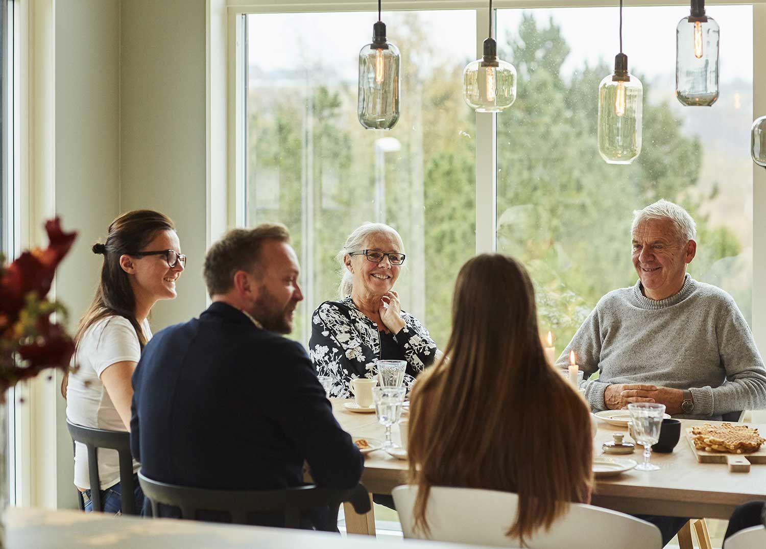 familie sitter rundt middagsbordet