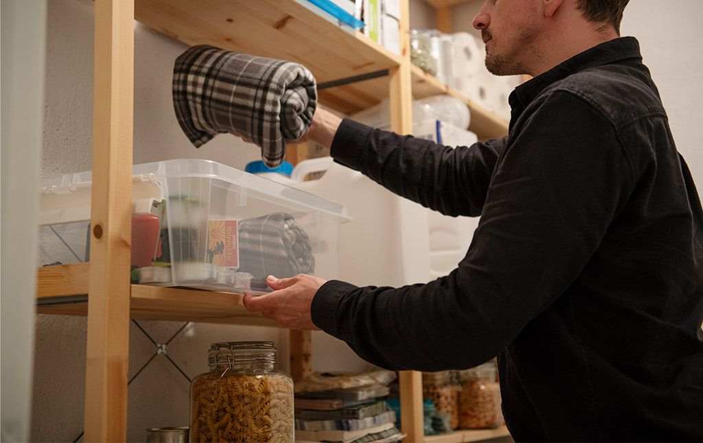 Mann i et beredskapslager.