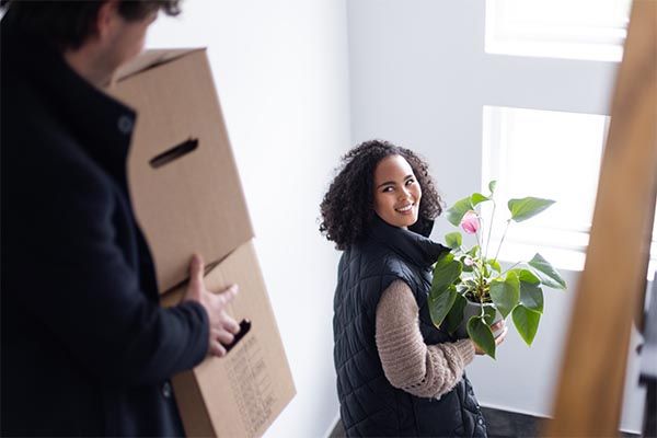 Medlemsfordeler - jente med flyttesker