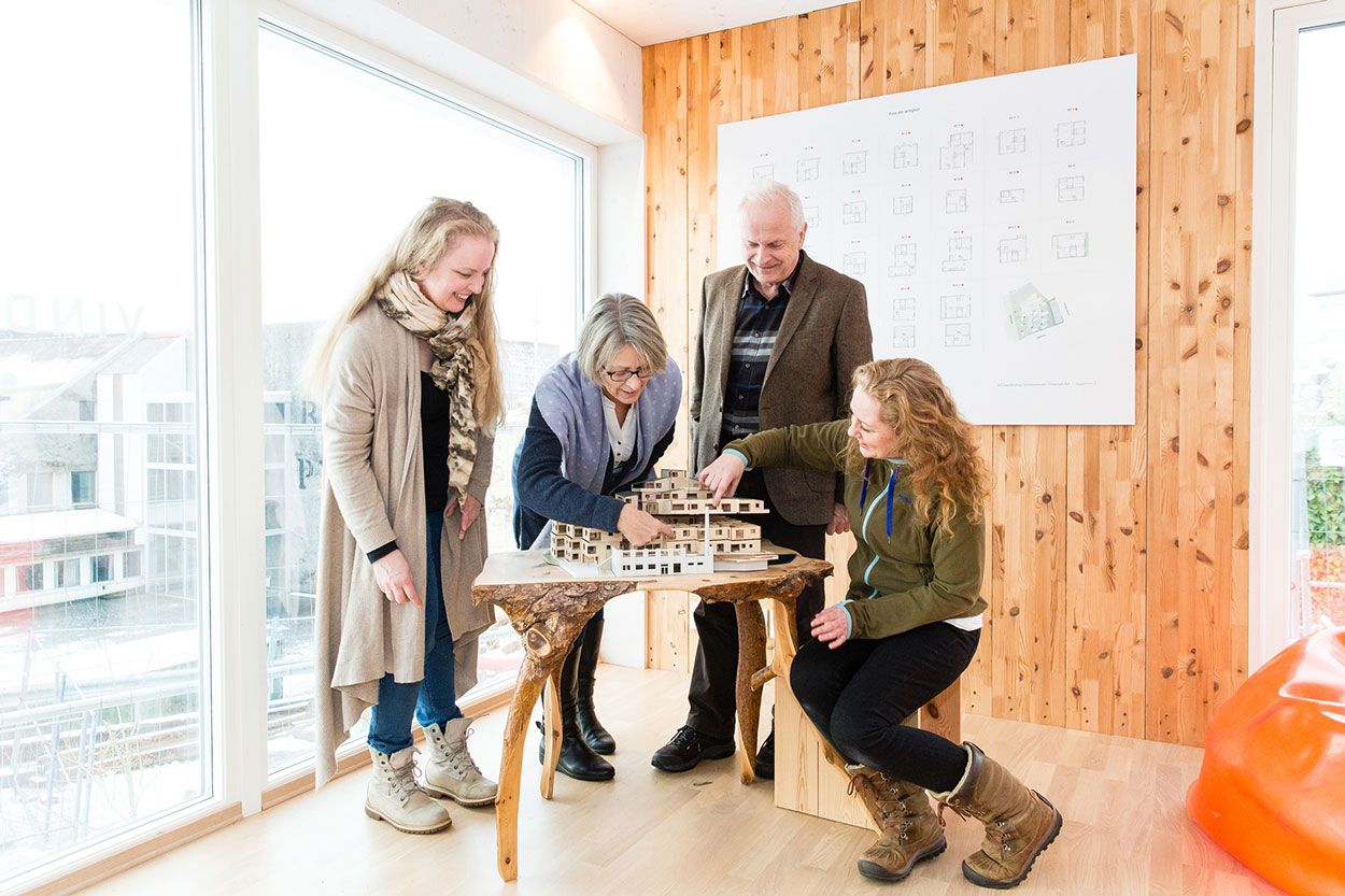 Framtidige beboere ser på modell av sitt nye hjem