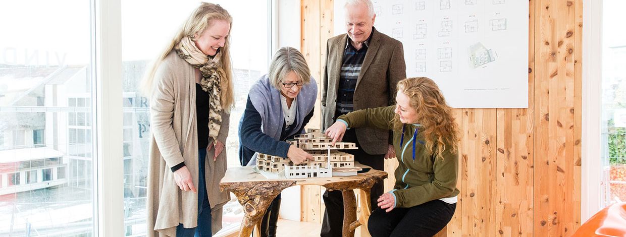 Framtidige beboere ser på modell av sitt nye hjem