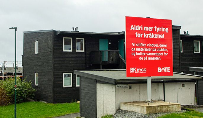 Byggeplassskilt foran et svart bygg
